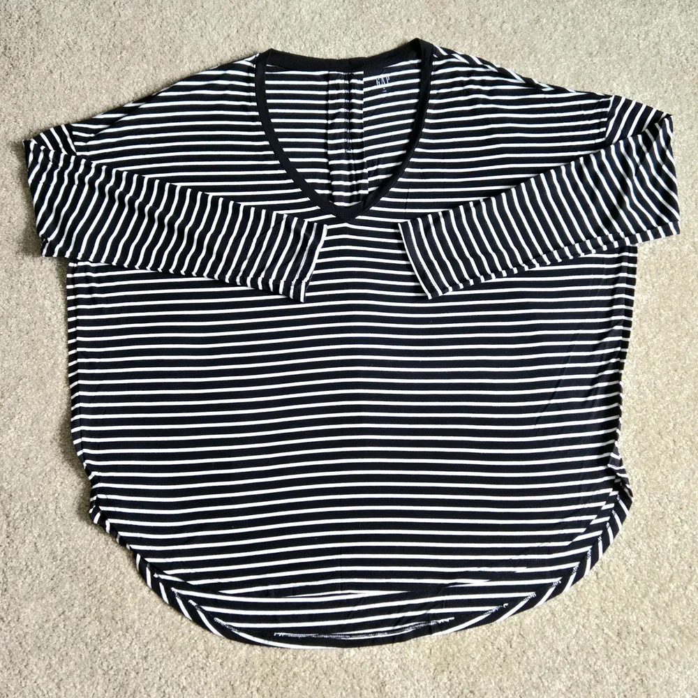 GAP Luxe Hi-Lo Pleated Back V-neck Boxy Tee, Dorman Sleeves, Black/White Stripe - Picture 4 of 8
